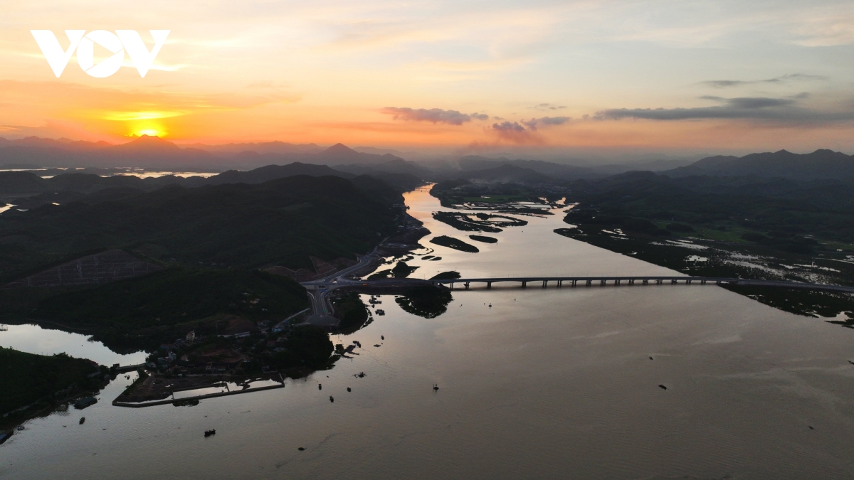 Cao tốc Vân Đồn - Móng Cái nhìn từ trên cao trước giờ G - Ảnh 10.