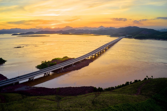 Cận cảnh tuyến cao tốc Vân Đồn - Móng Cái có hệ thống chiếu sáng hiện đại nhất Việt Nam trước ngày thông xe - Ảnh 13.
