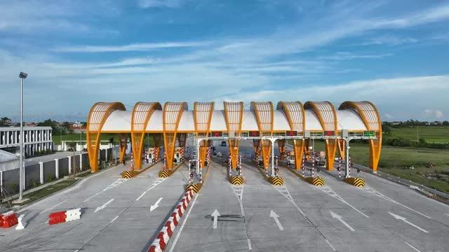 Cận cảnh tuyến cao tốc Vân Đồn - Móng Cái có hệ thống chiếu sáng hiện đại nhất Việt Nam trước ngày thông xe - Ảnh 15.