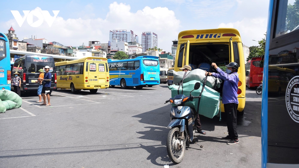 Người dân bắt đầu về quê nghỉ lễ 2/9, các bến xe Hà Nội chưa bị quá tải - Ảnh 17.