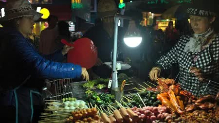 Khách Tây tiết lộ cách tìm ra quán ăn đường phố ngon ở Việt Nam - Ảnh 3.
