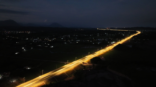 Cận cảnh tuyến cao tốc Vân Đồn - Móng Cái có hệ thống chiếu sáng hiện đại nhất Việt Nam trước ngày thông xe - Ảnh 5.