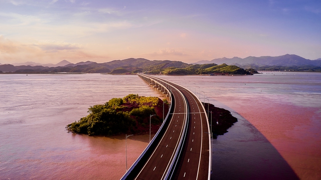 Cận cảnh tuyến cao tốc Vân Đồn - Móng Cái có hệ thống chiếu sáng hiện đại nhất Việt Nam trước ngày thông xe - Ảnh 7.