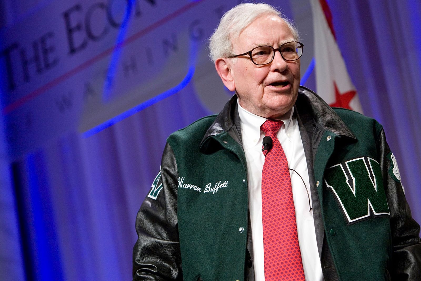 Berkshire Hathaway của Warren Buffett ghi nhận lãi hoạt động tăng mạnh và giữ tiền mặt kỷ lục