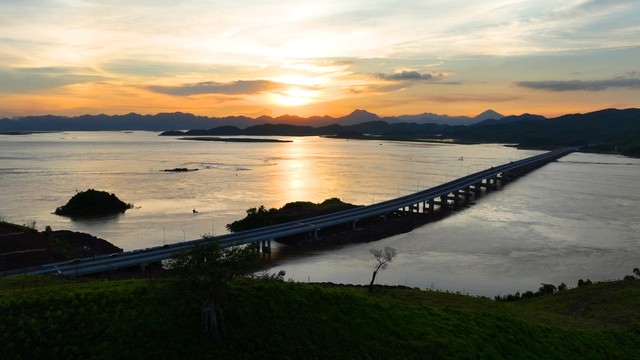 Cận cảnh tuyến cao tốc Vân Đồn - Móng Cái có hệ thống chiếu sáng hiện đại nhất Việt Nam trước ngày thông xe - Ảnh 9.