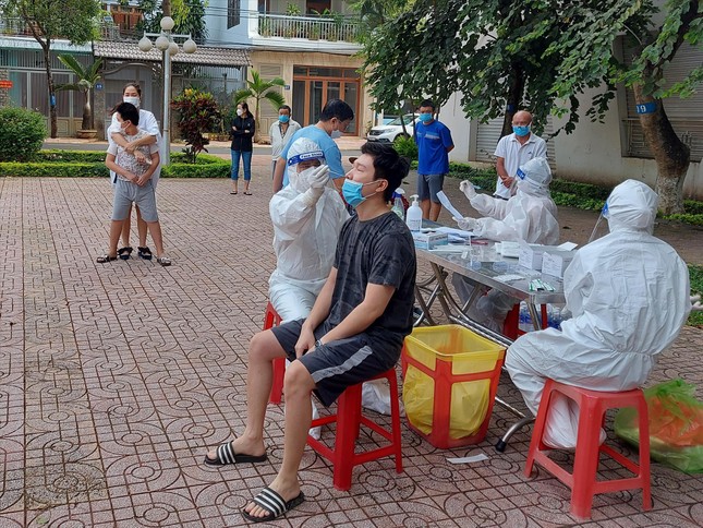  Chuyển 4 vụ mua sắm kit xét nghiệm COVID ở Đắk Lắk sang công an điều tra  - Ảnh 1.