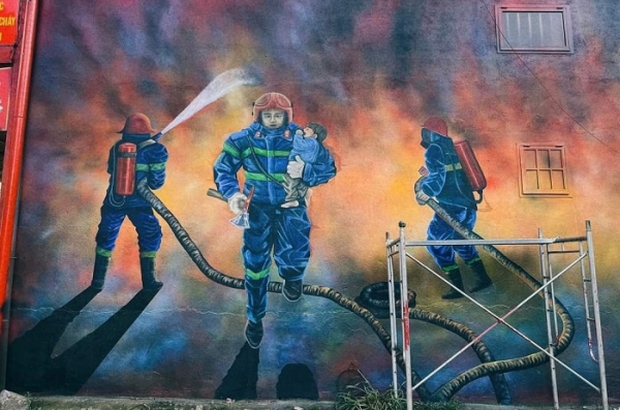 Người dân vẽ lính cứu hỏa để tưởng nhớ 3 cảnh sát hy sinh - Ảnh 2.