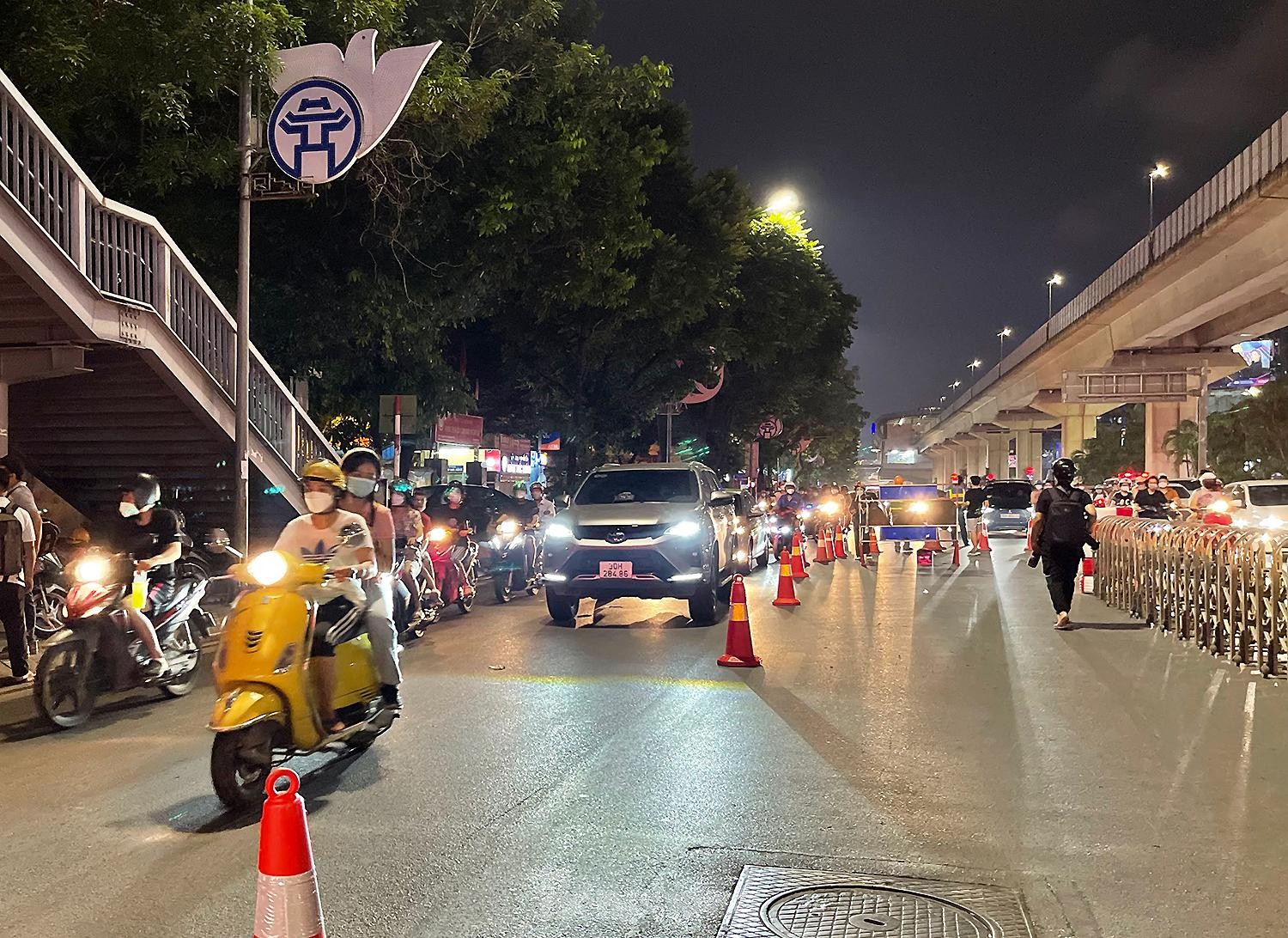 Công nhân hối hả lắp dải phân cách cứng tách ô tô, xe máy Đường Nguyễn Trãi trong đêm - Ảnh 11.