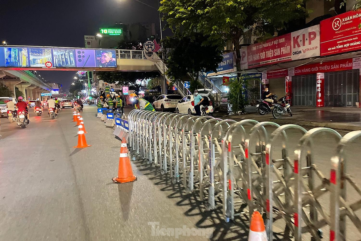 Công nhân hối hả lắp dải phân cách cứng tách ô tô, xe máy Đường Nguyễn Trãi trong đêm - Ảnh 6.