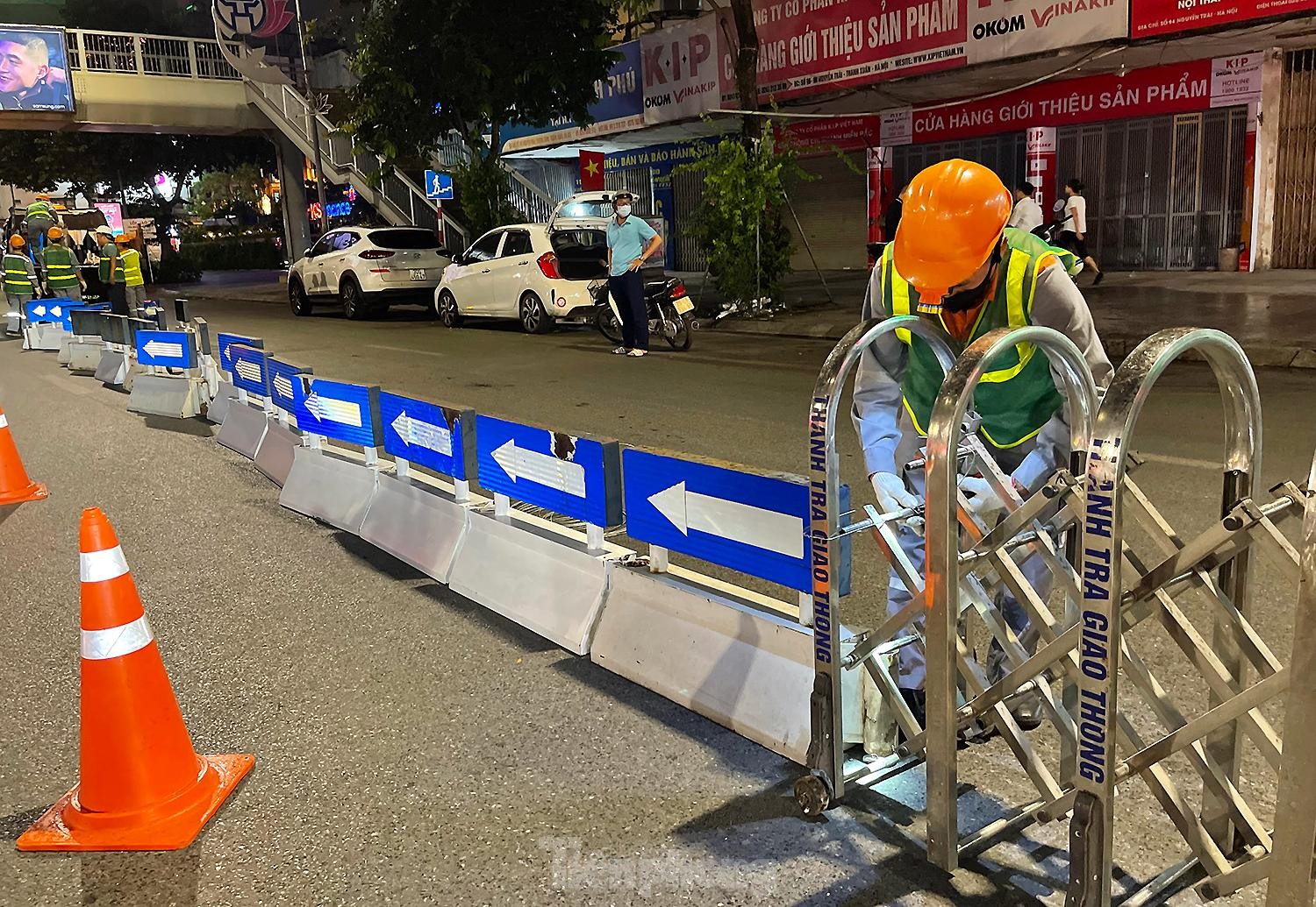Công nhân hối hả lắp dải phân cách cứng tách ô tô, xe máy Đường Nguyễn Trãi trong đêm - Ảnh 7.