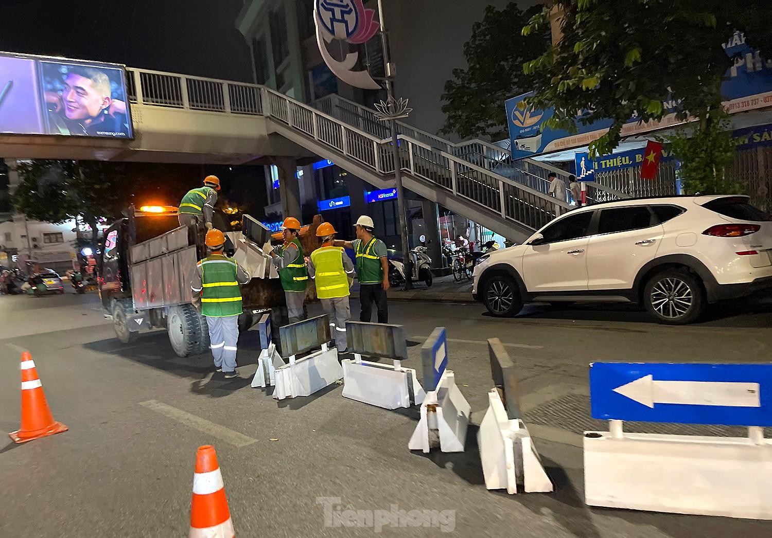 Công nhân hối hả lắp dải phân cách cứng tách ô tô, xe máy Đường Nguyễn Trãi trong đêm - Ảnh 8.
