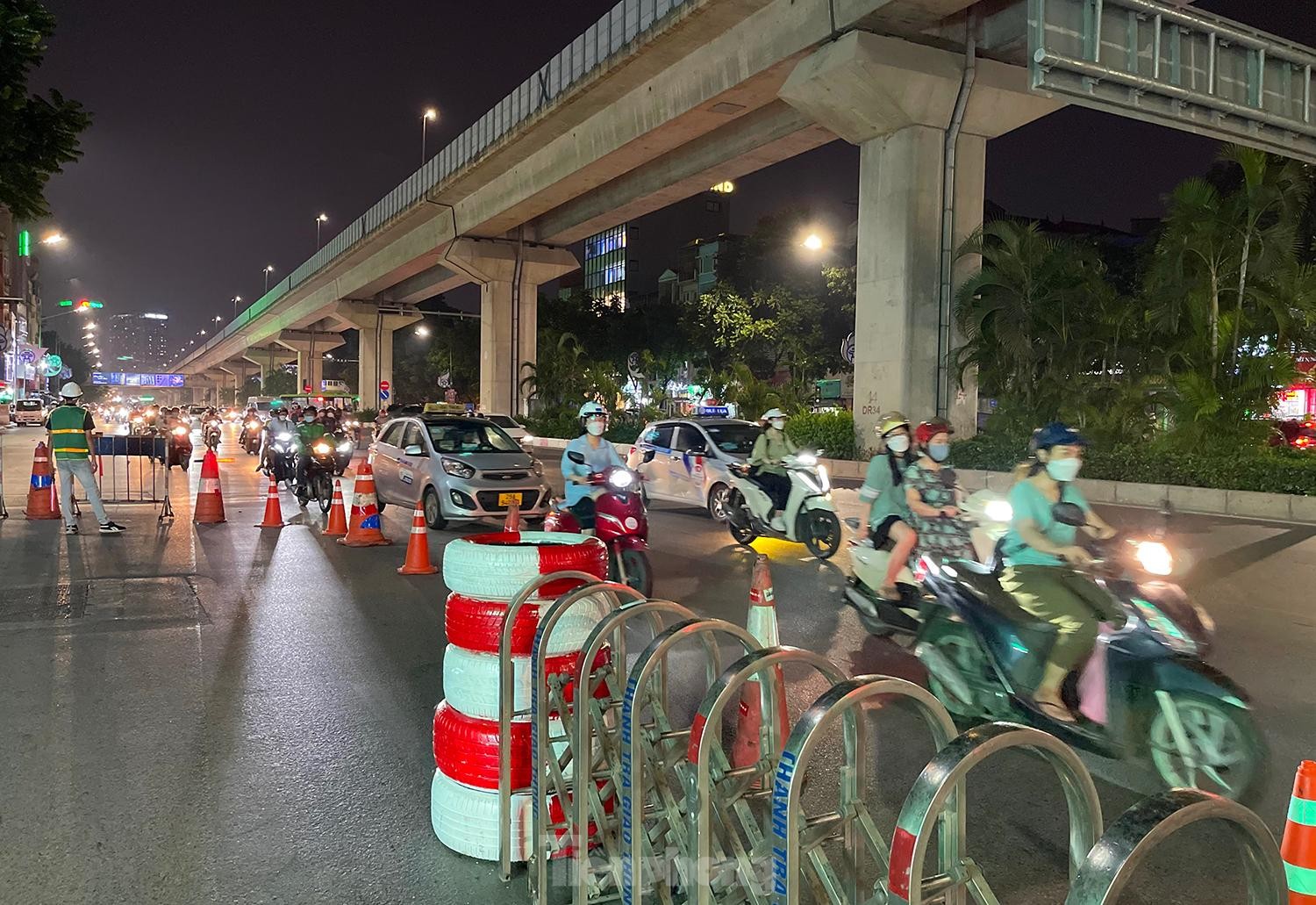 Công nhân hối hả lắp dải phân cách cứng tách ô tô, xe máy Đường Nguyễn Trãi trong đêm - Ảnh 9.