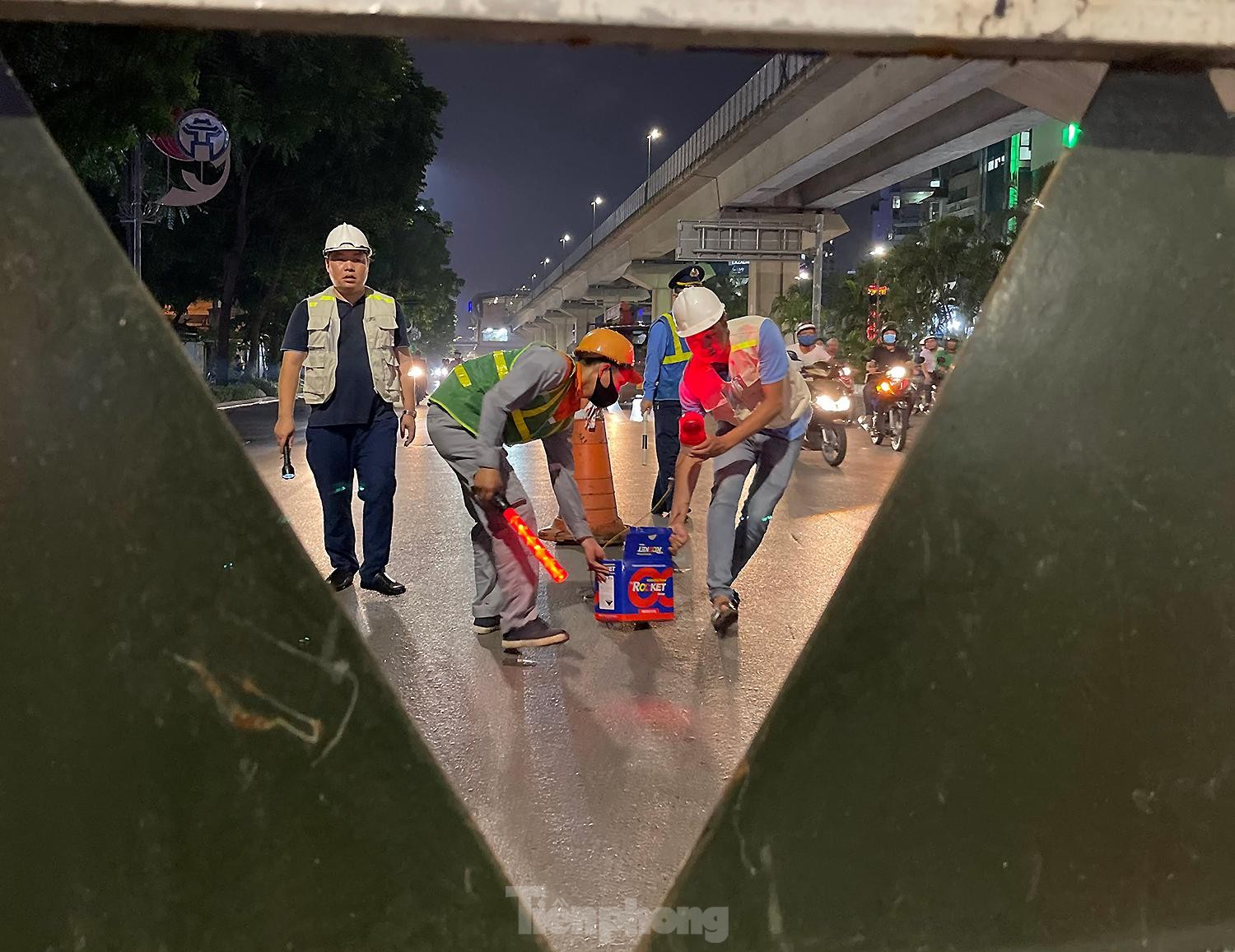 Công nhân hối hả lắp dải phân cách cứng tách ô tô, xe máy Đường Nguyễn Trãi trong đêm - Ảnh 10.