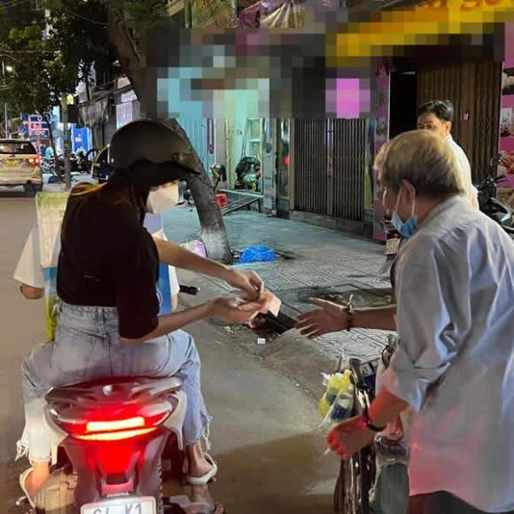 Hoa hậu Thuỳ Tiên đi xe máy làm từ thiện, ghi điểm bởi hình ảnh giản dị - Ảnh 1.