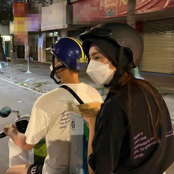 Hoa hậu Thuỳ Tiên đi xe máy làm từ thiện, ghi điểm bởi hình ảnh giản dị - Ảnh 2.