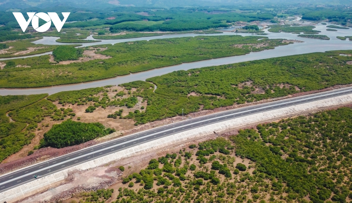 Khung cảnh hùng vĩ quanh cây cầu vượt biển dài nhất Quảng Ninh - Ảnh 11.