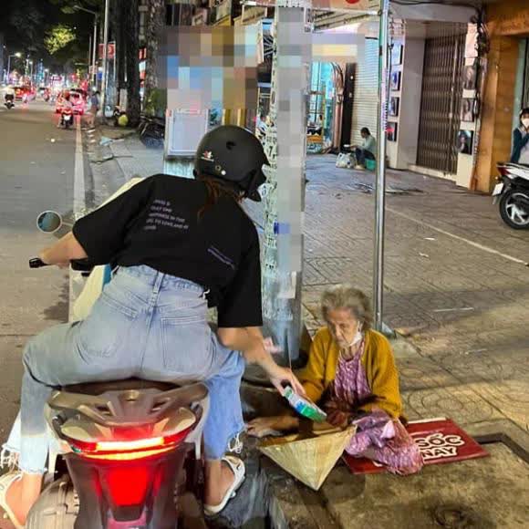 Hoa hậu Thuỳ Tiên đi xe máy làm từ thiện, ghi điểm bởi hình ảnh giản dị - Ảnh 4.