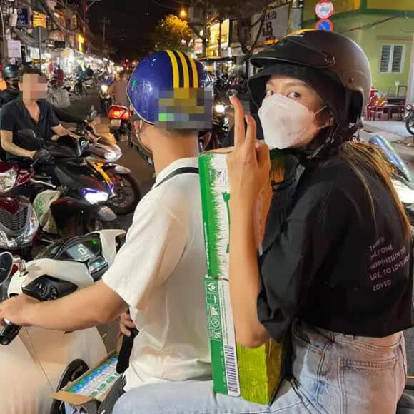 Hoa hậu Thuỳ Tiên đi xe máy làm từ thiện, ghi điểm bởi hình ảnh giản dị - Ảnh 5.