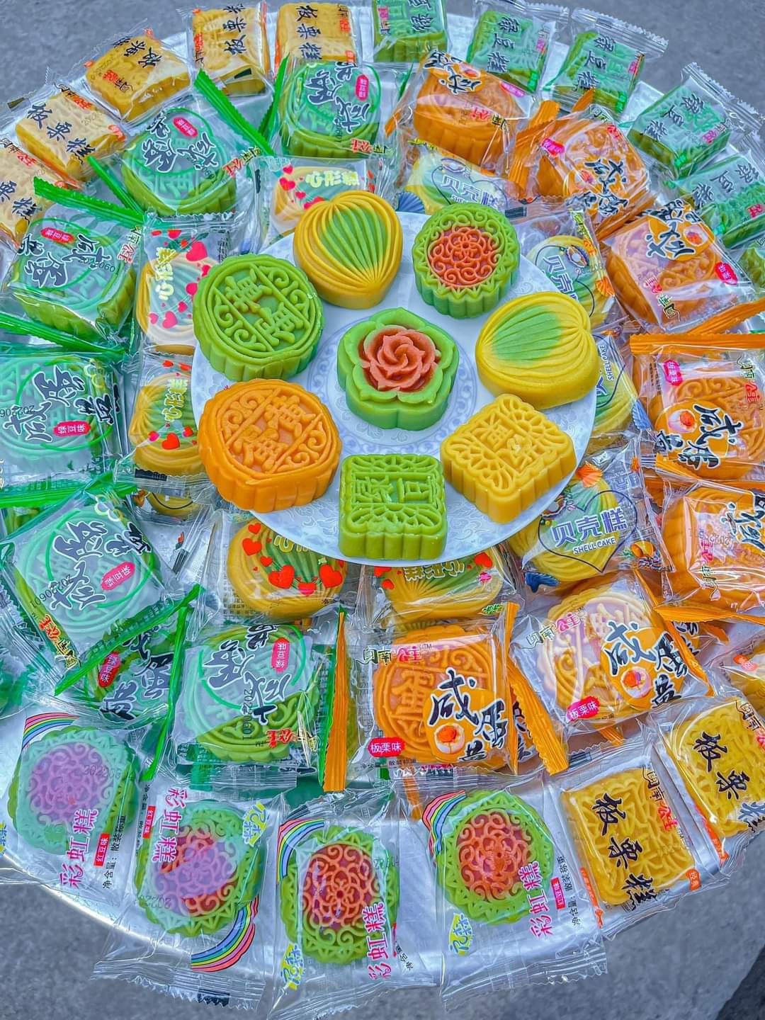 Bánh trung thu rẻ hơn mớ rau bán tràn lan chợ mạng, hạn sử dụng lên tới nửa năm khiến nhiều người ngỡ ngàng - Ảnh 3.