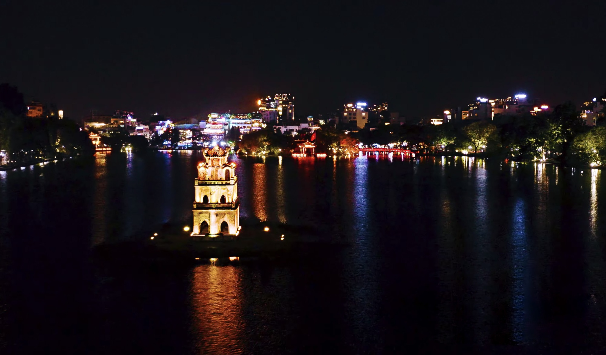 Quận nhỏ nhất Thủ đô nhưng thu ngân sách bằng 7 tỉnh cộng lại - Ảnh 2. Quận nhỏ nhất Thủ đô nhưng thu ngân sách bằng 7 tỉnh cộng lại - Ảnh 2.