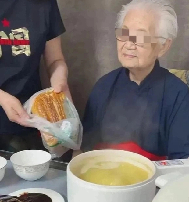 Bà cụ 94 tuổi trở thành công cụ livestream kiếm tiền cho con gái bóc trần thực trạng ăn bám kiểu mới trên mạng xã hội - Ảnh 4.