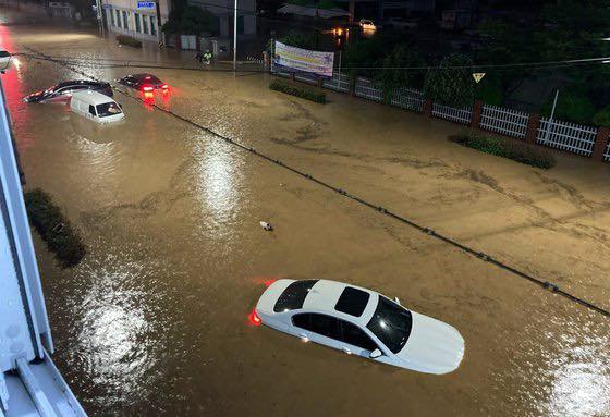Chùm ảnh: Seoul xung quanh toàn là nước trong trận mưa lớn nhất 80 năm qua, hàng loạt người phải rời bỏ nhà cửa - Ảnh 14.