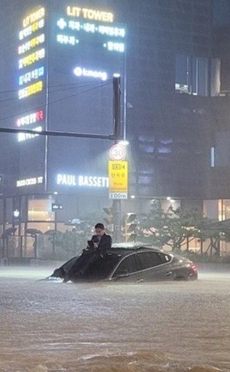 Chùm ảnh: Seoul xung quanh toàn là nước trong trận mưa lớn nhất 80 năm qua, hàng loạt người phải rời bỏ nhà cửa - Ảnh 15.