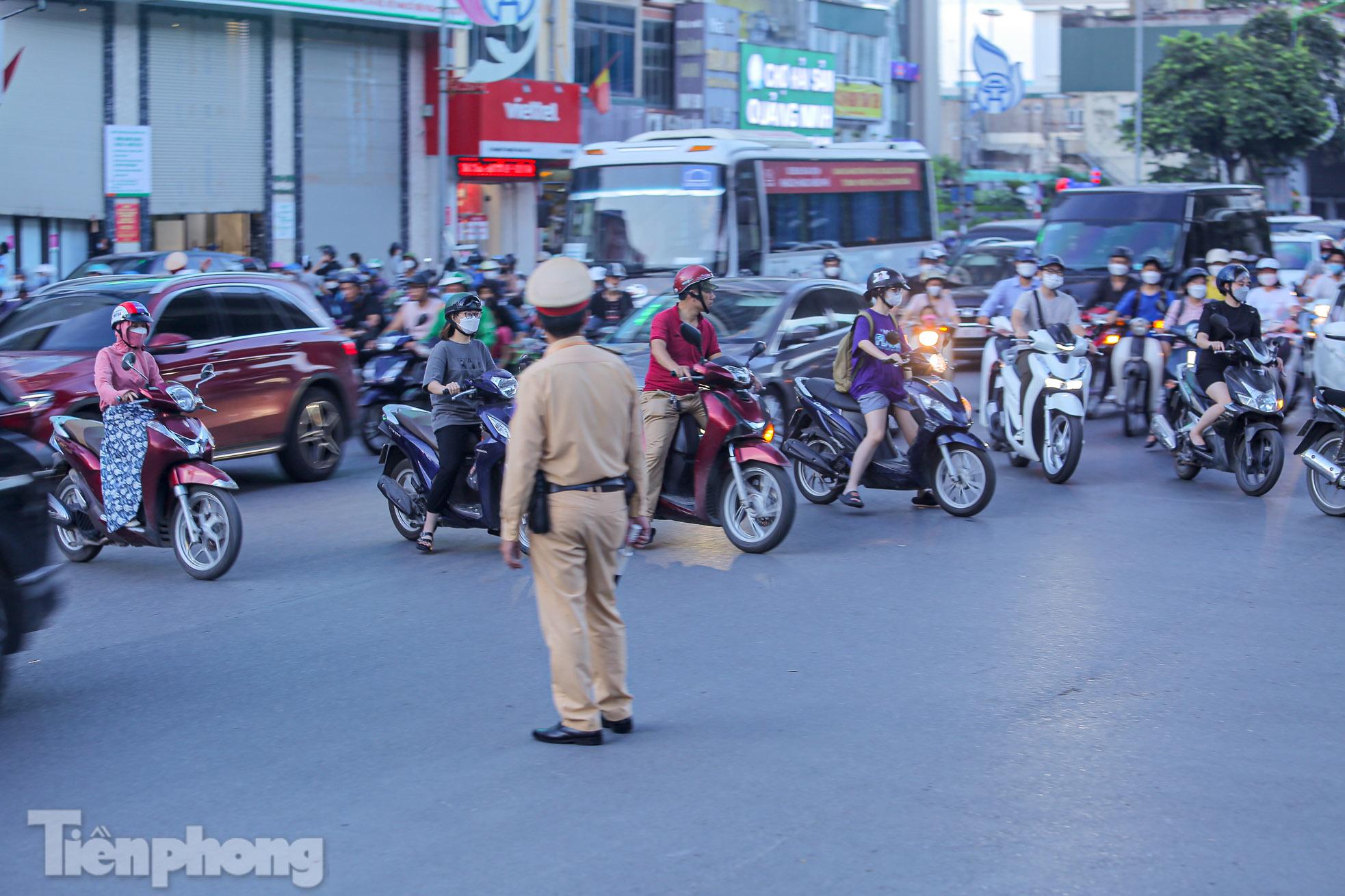 Xe máy tạt 4 làn ô tô để quay đầu trên đường Nguyễn Trãi - Ảnh 18.