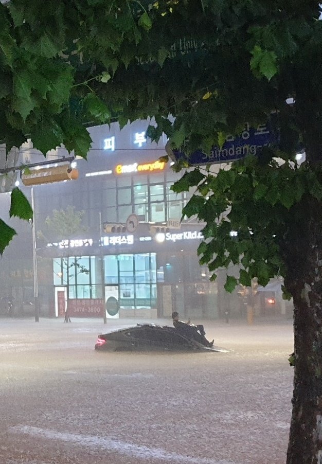 Chùm ảnh: Seoul 'xung quanh toàn là nước' trong trận mưa lớn nhất 80 năm qua, hàng loạt người phải rời bỏ nhà cửa - Ảnh 19.