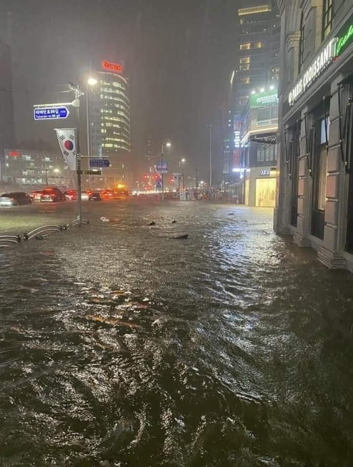 Chùm ảnh: Seoul 'xung quanh toàn là nước' trong trận mưa lớn nhất 80 năm qua, hàng loạt người phải rời bỏ nhà cửa - Ảnh 20.