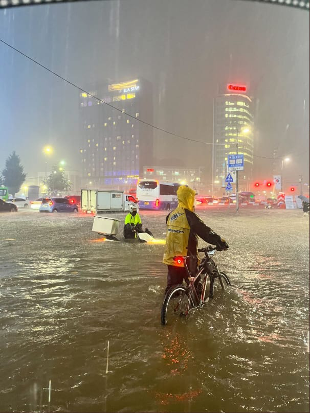 Chùm ảnh: Seoul xung quanh toàn là nước trong trận mưa lớn nhất 80 năm qua, hàng loạt người phải rời bỏ nhà cửa - Ảnh 4.