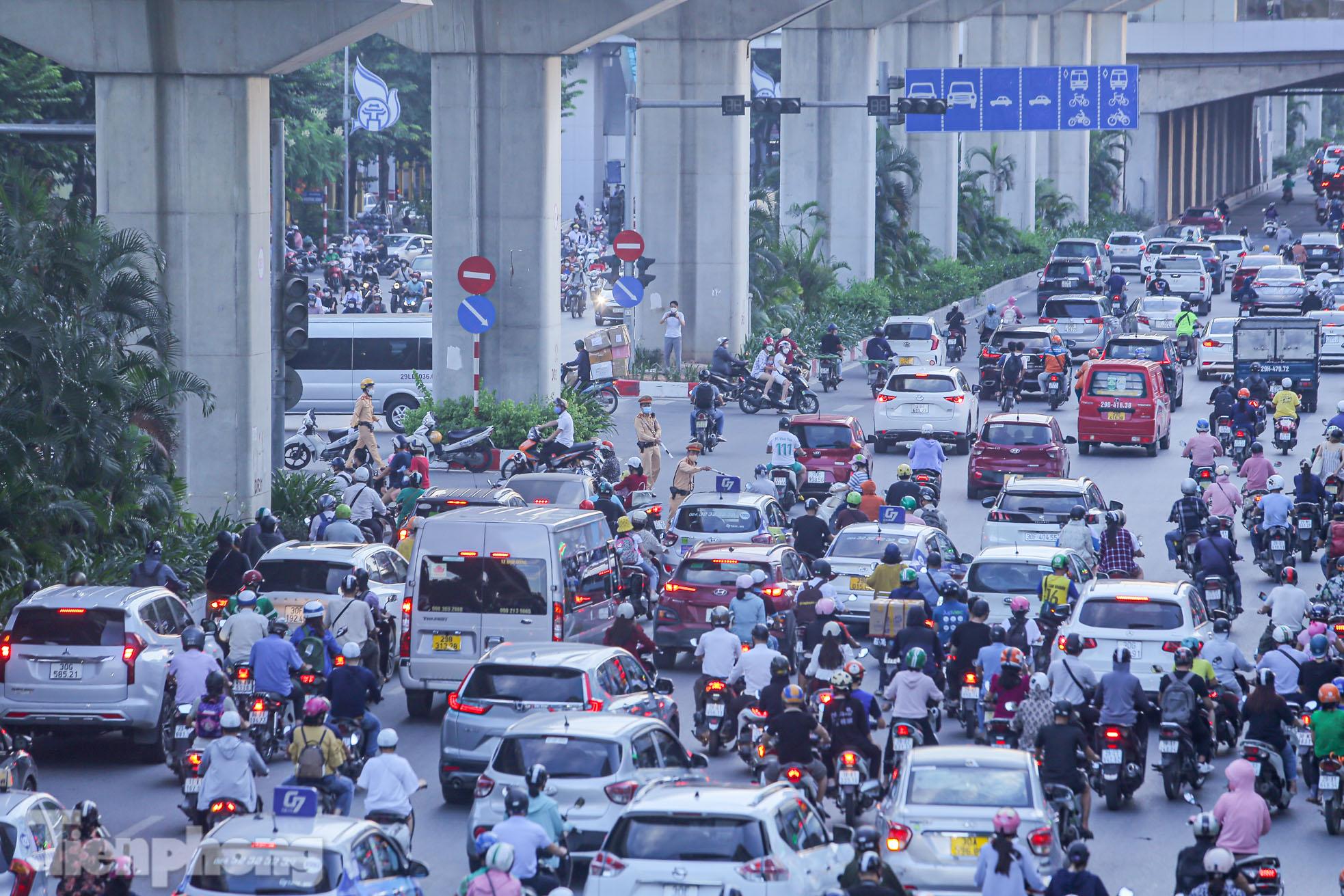 Xe máy tạt 4 làn ô tô để quay đầu trên đường Nguyễn Trãi - Ảnh 5.