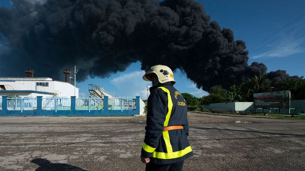 Clip: Toàn cảnh vụ cháy do sét đánh trúng bồn chứa dầu ở Cuba, ít nhất 121 người bị thương và 17 lính cứu hỏa mất tích - Ảnh 9.