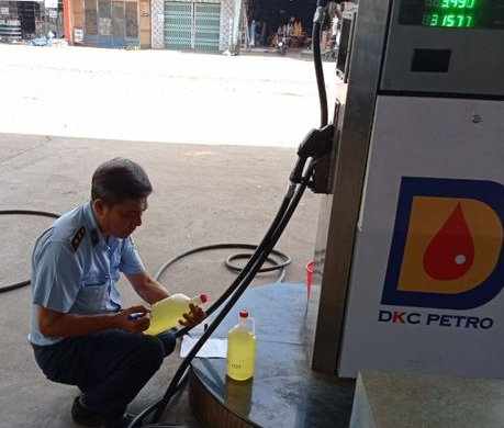 Một công ty xăng dầu bị đề nghị phạt hơn 1,6 tỉ vì vi phạm chất lượng - Ảnh 1.