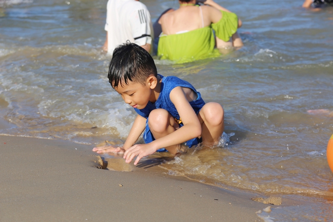  Không còn cảnh chen chúc, đường phố Vũng Tàu thông thoáng, người dân đội nắng tắm biển trong chiều 1/9 - Ảnh 15.