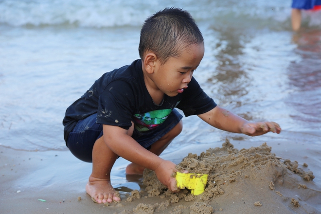  Không còn cảnh chen chúc, đường phố Vũng Tàu thông thoáng, người dân đội nắng tắm biển trong chiều 1/9 - Ảnh 6.