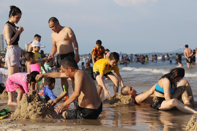  Không còn cảnh chen chúc, đường phố Vũng Tàu thông thoáng, người dân đội nắng tắm biển trong chiều 1/9 - Ảnh 10.