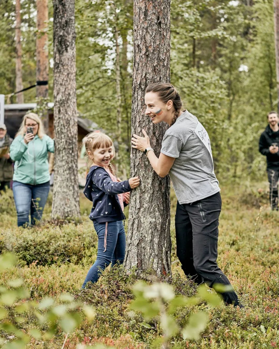 Cuộc thi ôm cây vừa là trò chơi vui nhộn, vừa mang ý nghĩa đóng góp vào việc bảo vệ môi trường. Hãy cùng đón xem hình ảnh những người tham gia cuộc thi trẻ trung và nhiệt huyết ôm chặt cây để góp phần bảo tồn thiên nhiên.