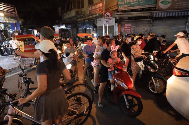 Photo, clip: People in 3 regions eagerly flocked to the streets to play Mid-Autumn Festival - Photo 14.