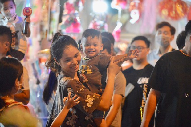 Photo, clip: People in 3 regions eagerly flocked to the streets to play Mid-Autumn Festival - Photo 11.