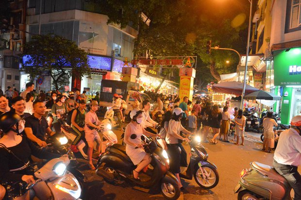 Photo, clip: People in 3 regions eagerly flocked to the streets to play Mid-Autumn Festival - Photo 9.