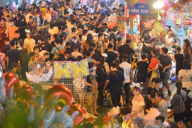 Photo, clip: People in 3 regions eagerly flocked to the streets to play Mid-Autumn Festival - Photo 1.