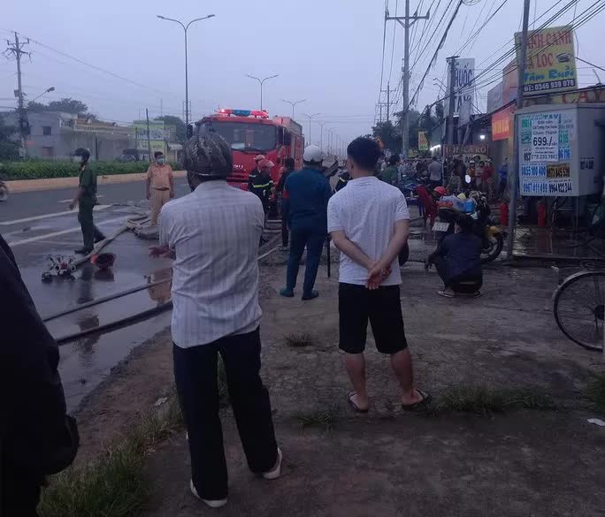 NÓNG: Cháy nhà lúc rạng sáng, bước đầu xác định 3 người thương vong - Ảnh 3. NÓNG: Cháy nhà lúc rạng sáng, bước đầu xác định 3 người thương vong - Ảnh 3.