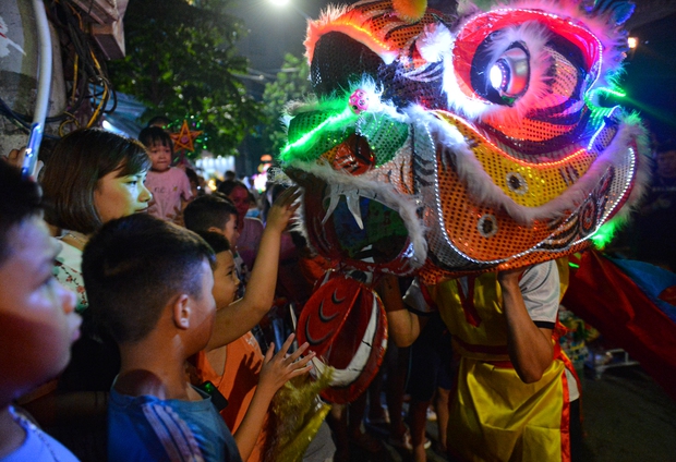 Photo: Unique lion dance, blowing fire like a circus artist on the Mid-Autumn Festival night of young suburban Hanoians - Photo 5.