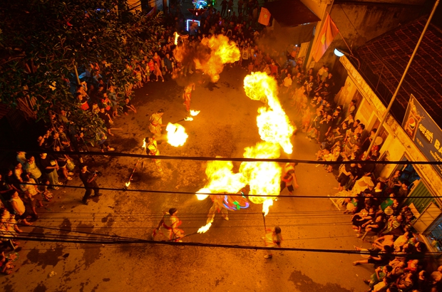 Photo: Unique lion dance, blowing fire like a circus artist on the Mid-Autumn Festival night of young suburban Hanoians - Photo 4.