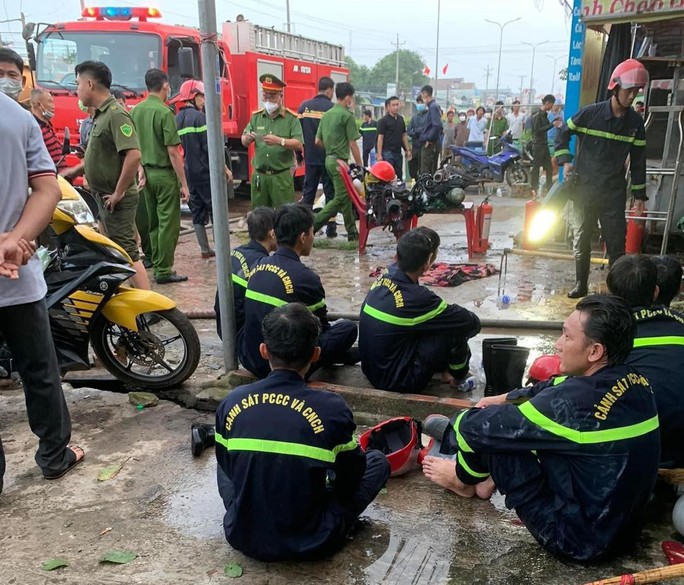 NÓNG: Cháy nhà lúc rạng sáng, bước đầu xác định 3 người thương vong - Ảnh 2. NÓNG: Cháy nhà lúc rạng sáng, bước đầu xác định 3 người thương vong - Ảnh 2.