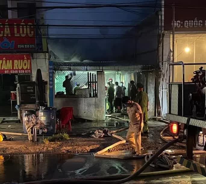 NÓNG: Cháy nhà lúc rạng sáng, bước đầu xác định 3 người thương vong - Ảnh 1. NÓNG: Cháy nhà lúc rạng sáng, bước đầu xác định 3 người thương vong - Ảnh 1.