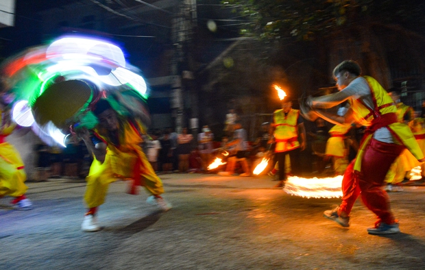 Photo: Unique lion dance, blowing fire like a circus artist on the Mid-Autumn Festival night of young suburban Hanoians - Photo 8.