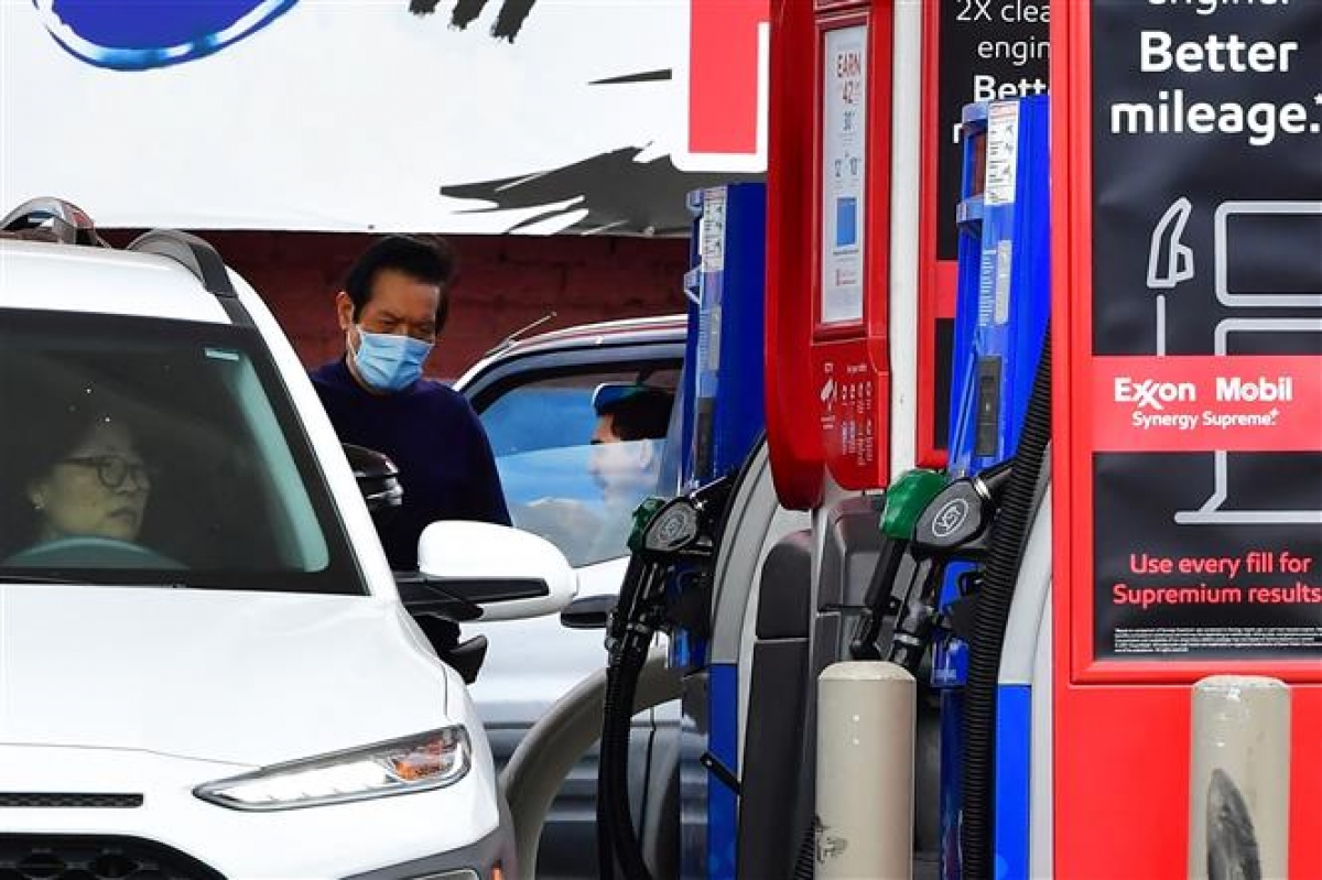 Bộ trưởng Tài chính Mỹ cảnh báo giá xăng có thể tăng trở lại trong mùa Đông tới - Ảnh 1.