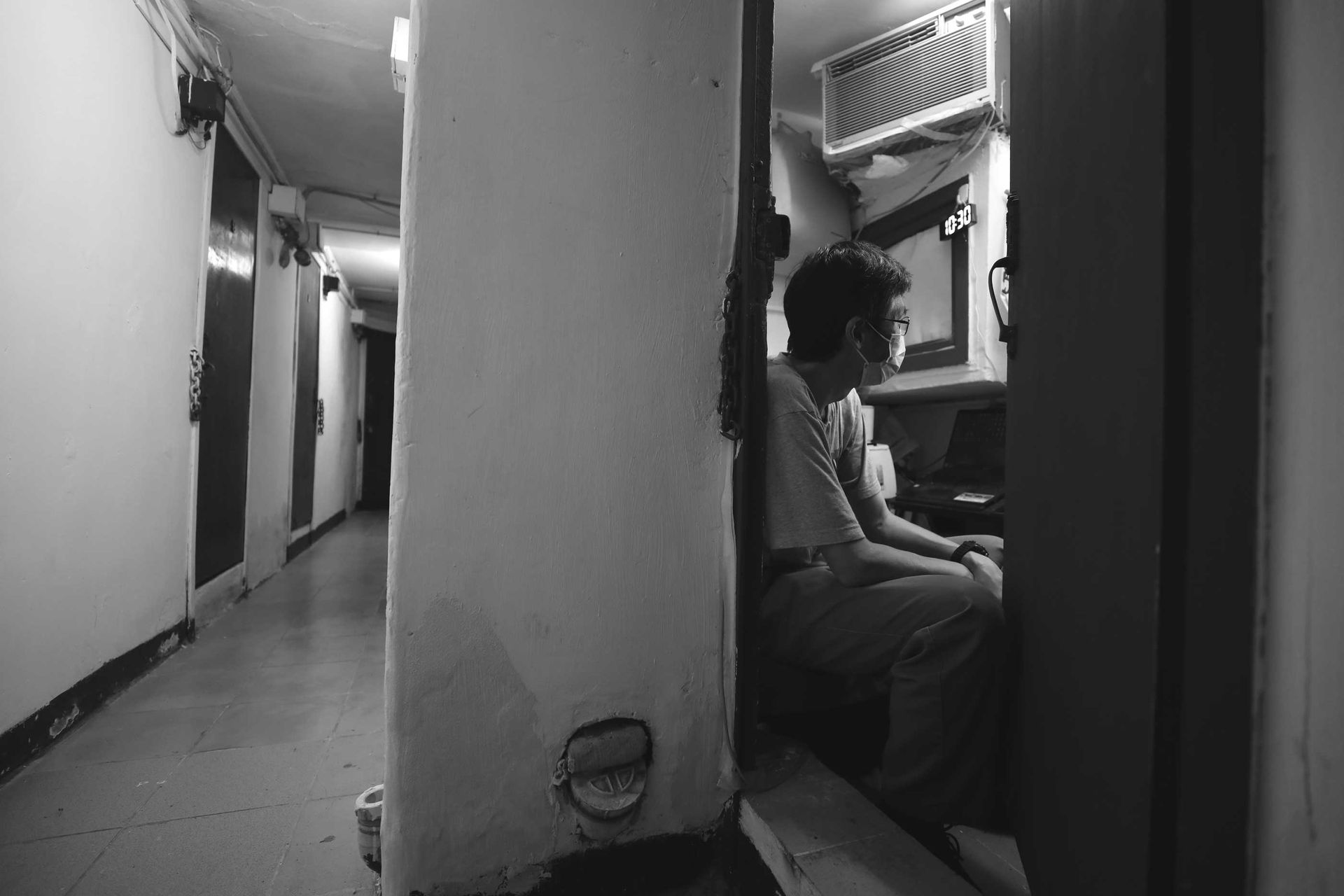 香港狹窄的火柴盒公寓的生活 - 照片 8。